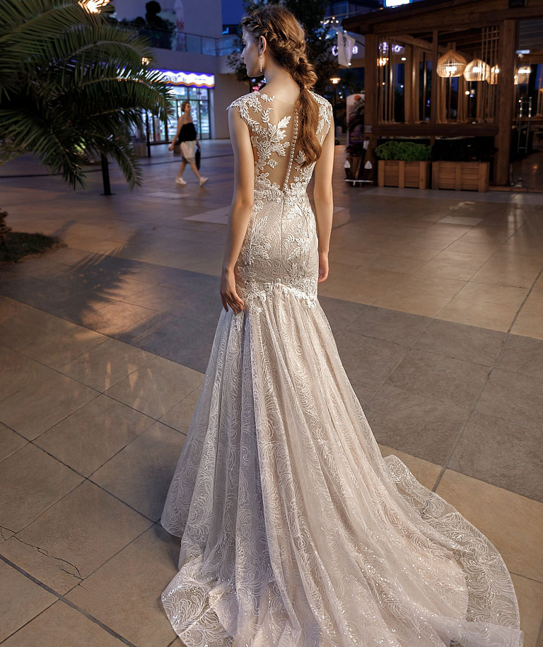 Свадебное платье рыбка с кружевной спиной