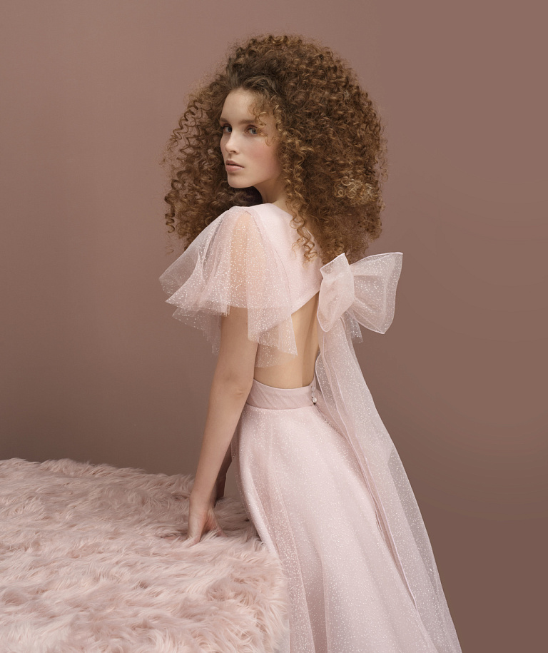 Вечернее свадебное платье миди с крылышками на плечах