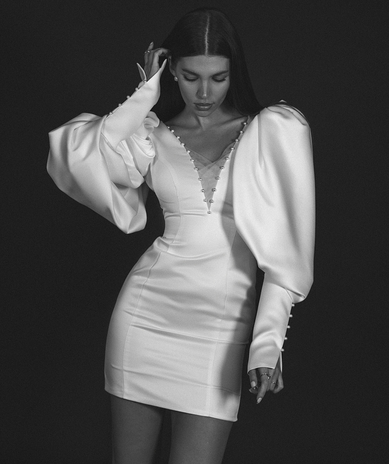 Свадебное платье мини с объемными рукавами