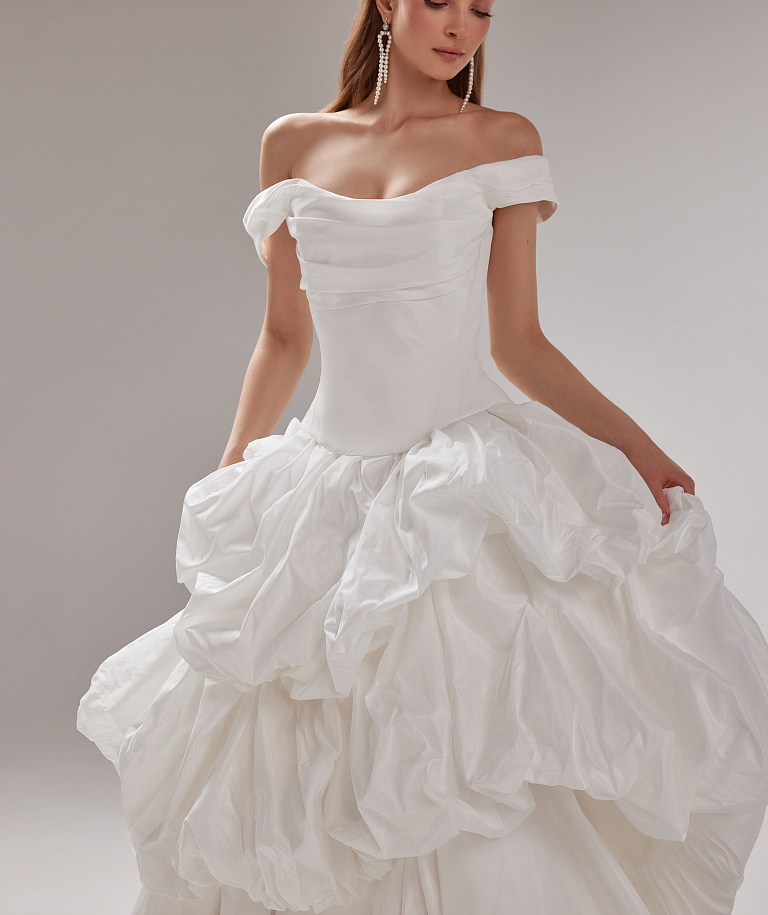 Пышное свадебное платье из тафты со спущенными плечами