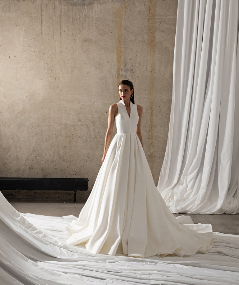 Роскошное платье из микадо с воротником-стойкой