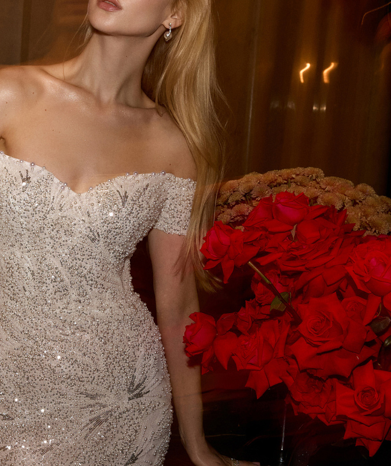 Роскошное облегающее свадебное платье с открытыми плечами