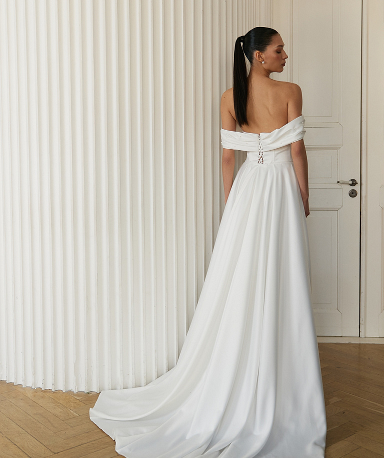 Атласное свадебное платье со съемным шлейфои и декором из жемчуга