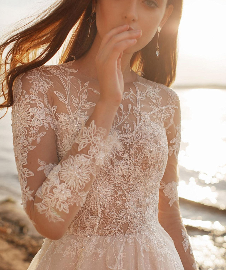 Легкое свадебное платье с прозрачными  рукавами