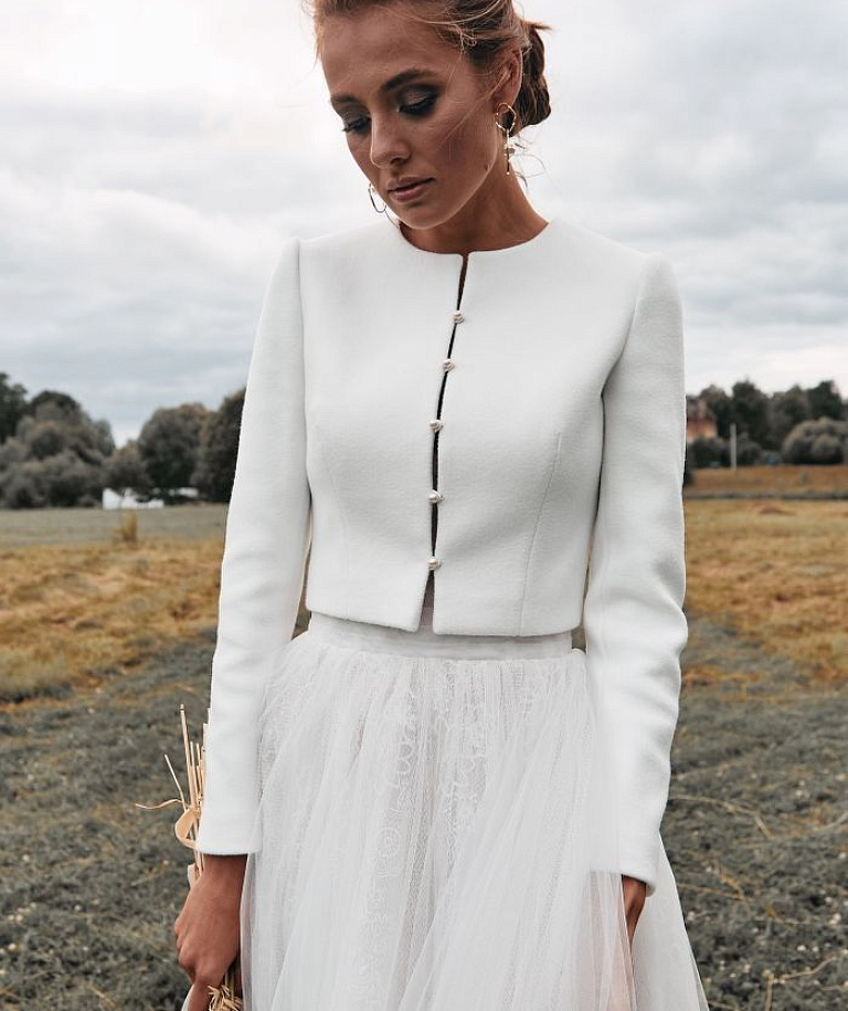 Белый жакет с длинным рукавом