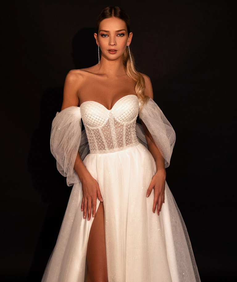 Блестящее свадебное платье с открытыми плечами