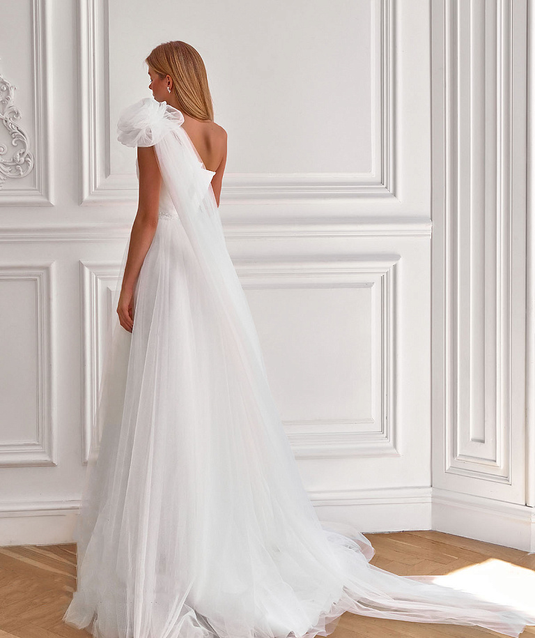 Белое свадебное платье с бантом на плече