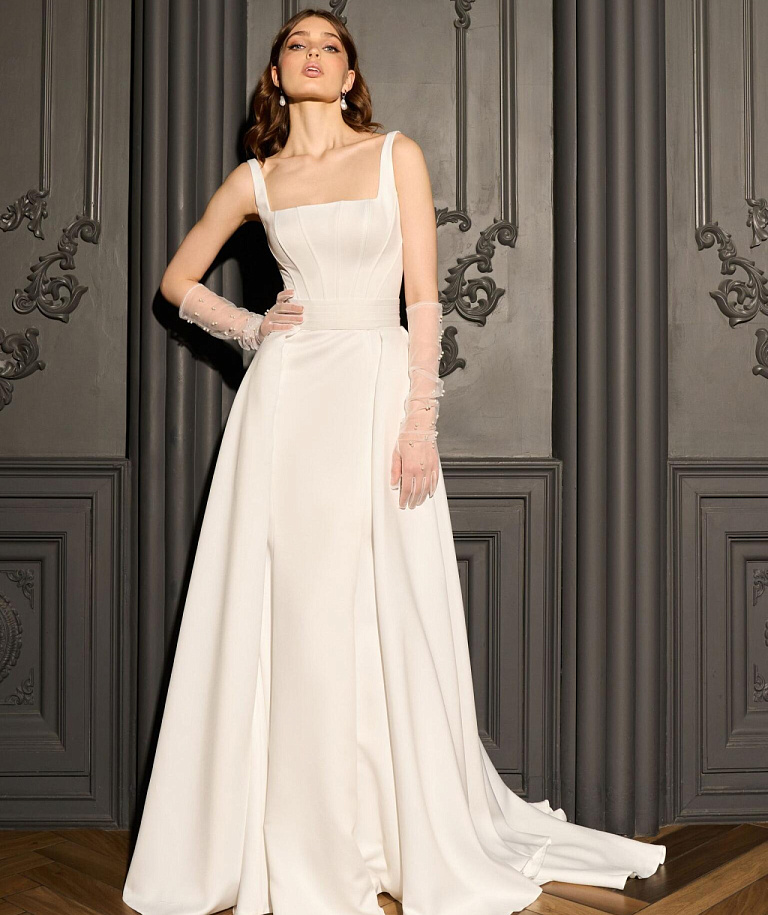 Свадебное платье из крепа с квадатным вырезом