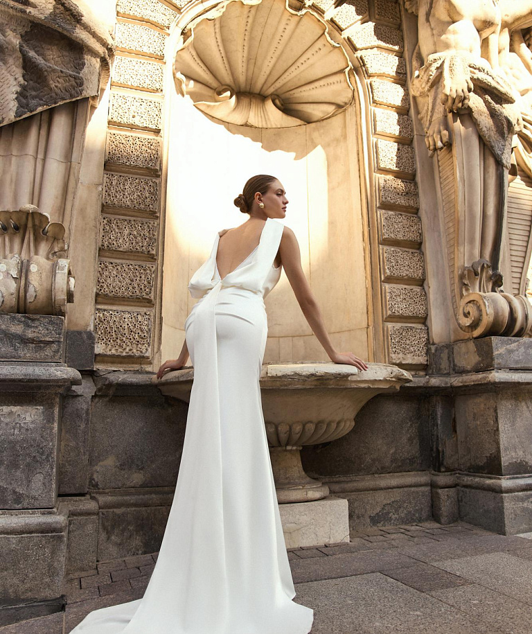 Атласная русалка на тонких бретелях