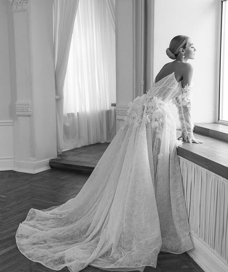 Эффектное свадебное платье с объемными цветками