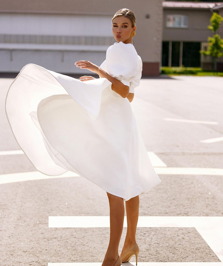 Свадебное платье миди с объемными рукавами