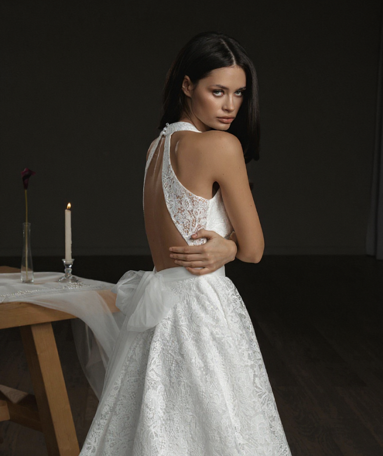 Свадебное платье А-силуэта из дизайнерского кружева с выраженной фактурой