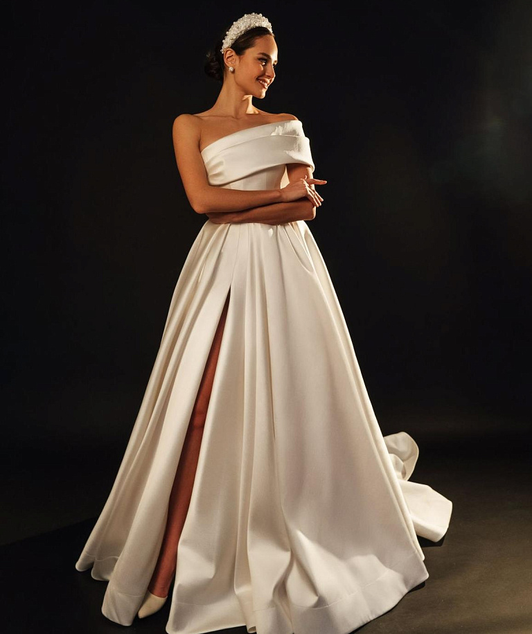 Пышное атласное свадебное платье со шлейфом