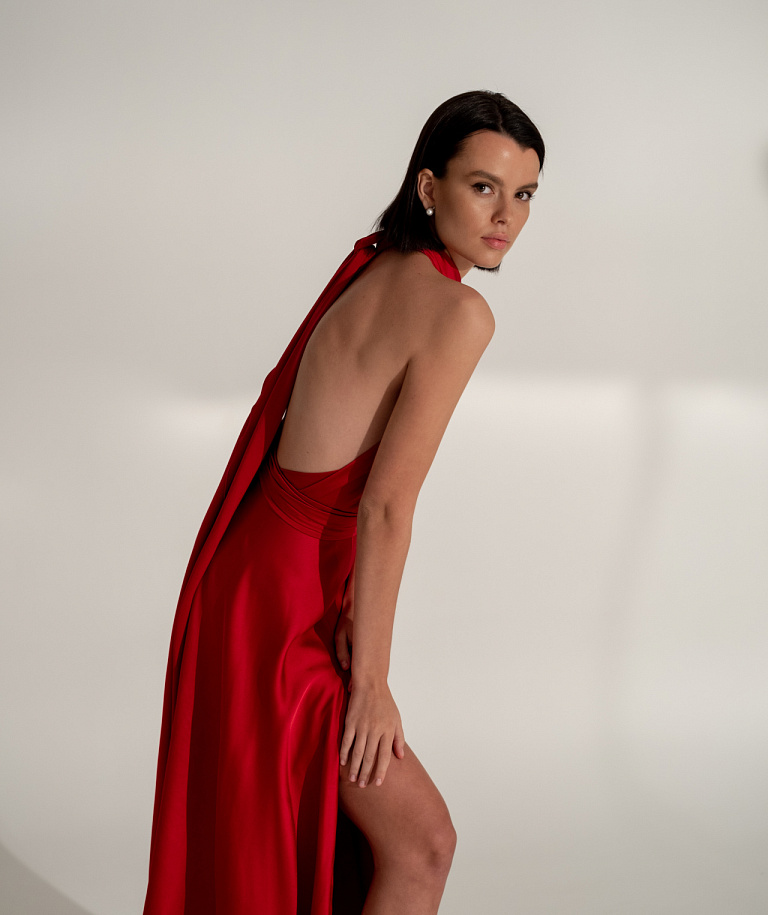 Шелковое вечернее платье рубинового цвета