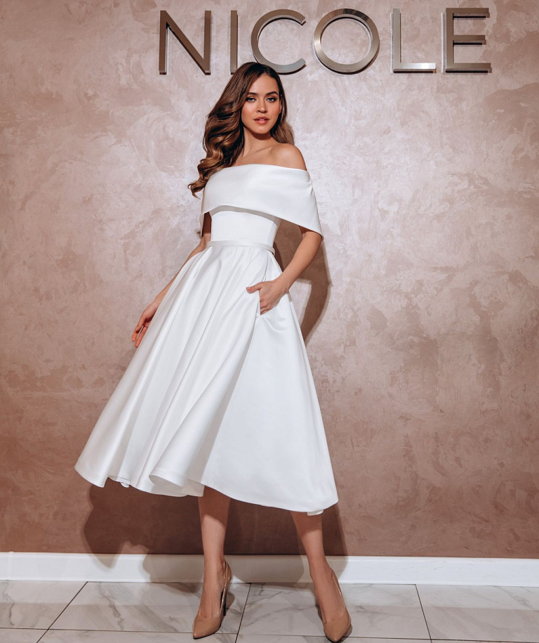 Атласное свадебное платье ниже колена