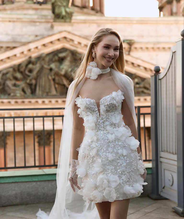 Короткое свадебное платье с декором из объемных цветов 