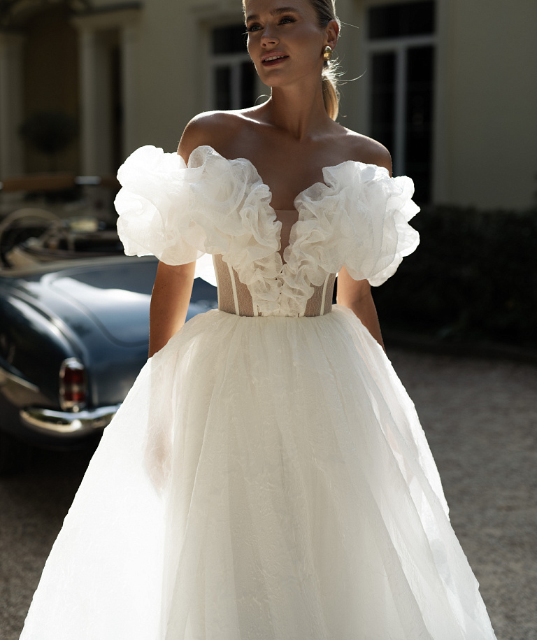 Воздушное свадебное платье с необычным корсетом