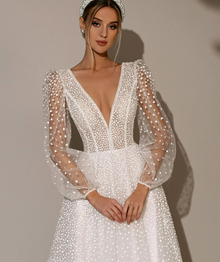 Сверкающее свадебное платье с рукавами и открытой спиной