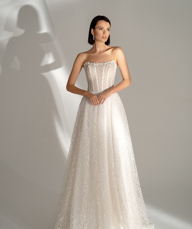 Кружевное блестящее платье А-силуэта