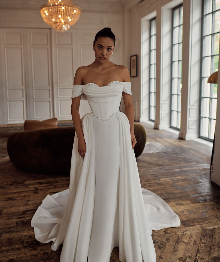 Свадебное платье-принцесса из сверкающега атласа