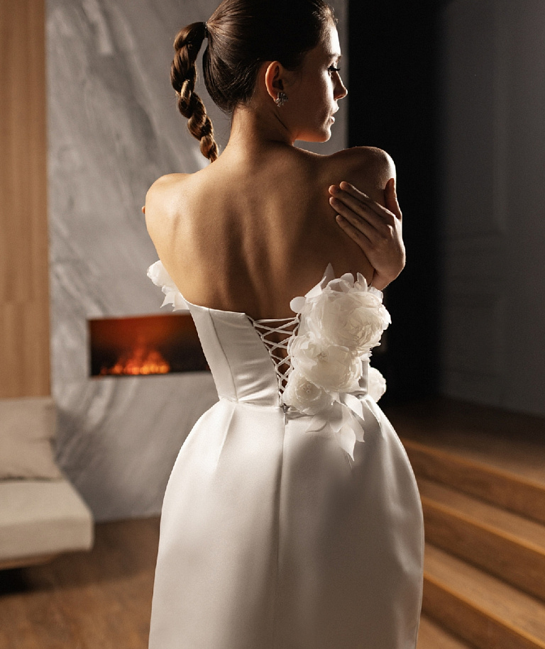 Свадебное платье мини с объемными цветами