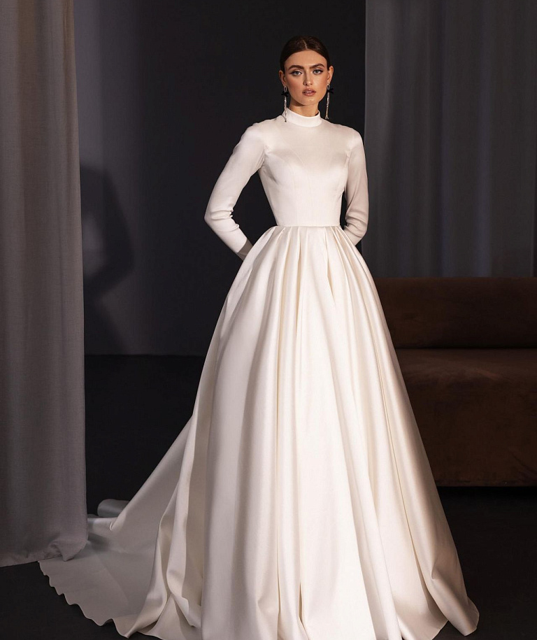 Закрытое атласное платье