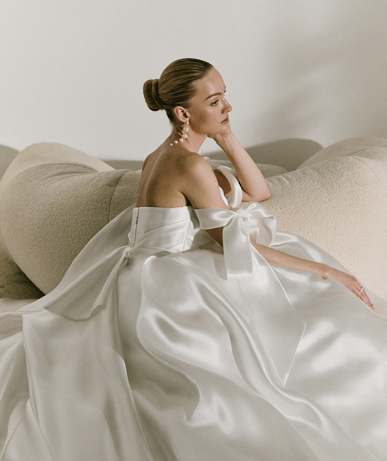 Атласное свадебное платье с бретелями-бантами