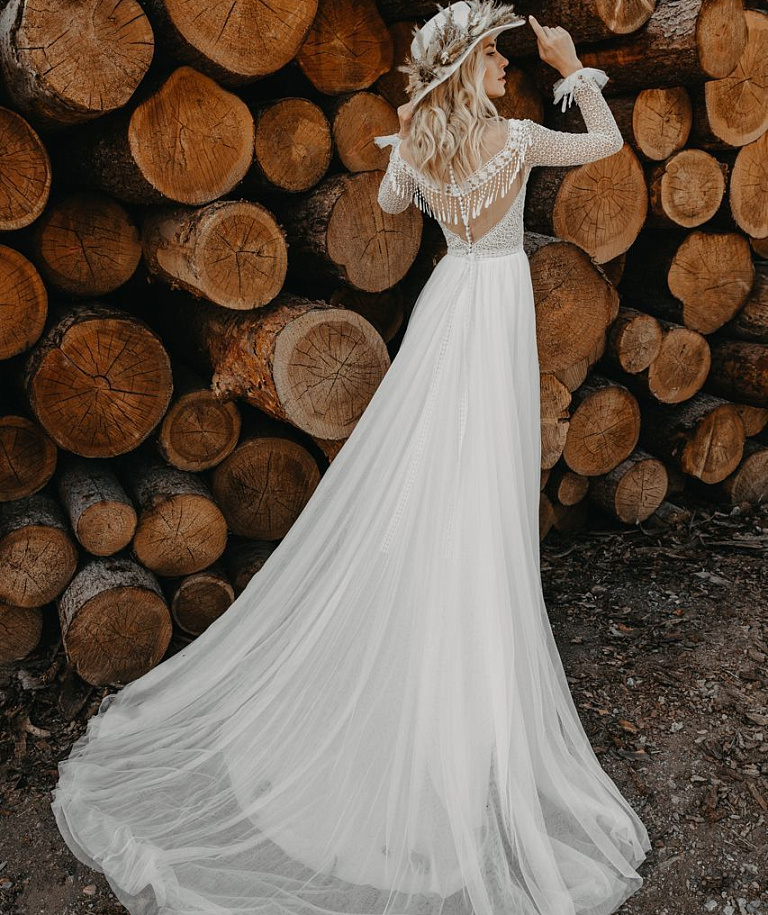 Красивое свадебное платье бохо с кружевными рукавами
