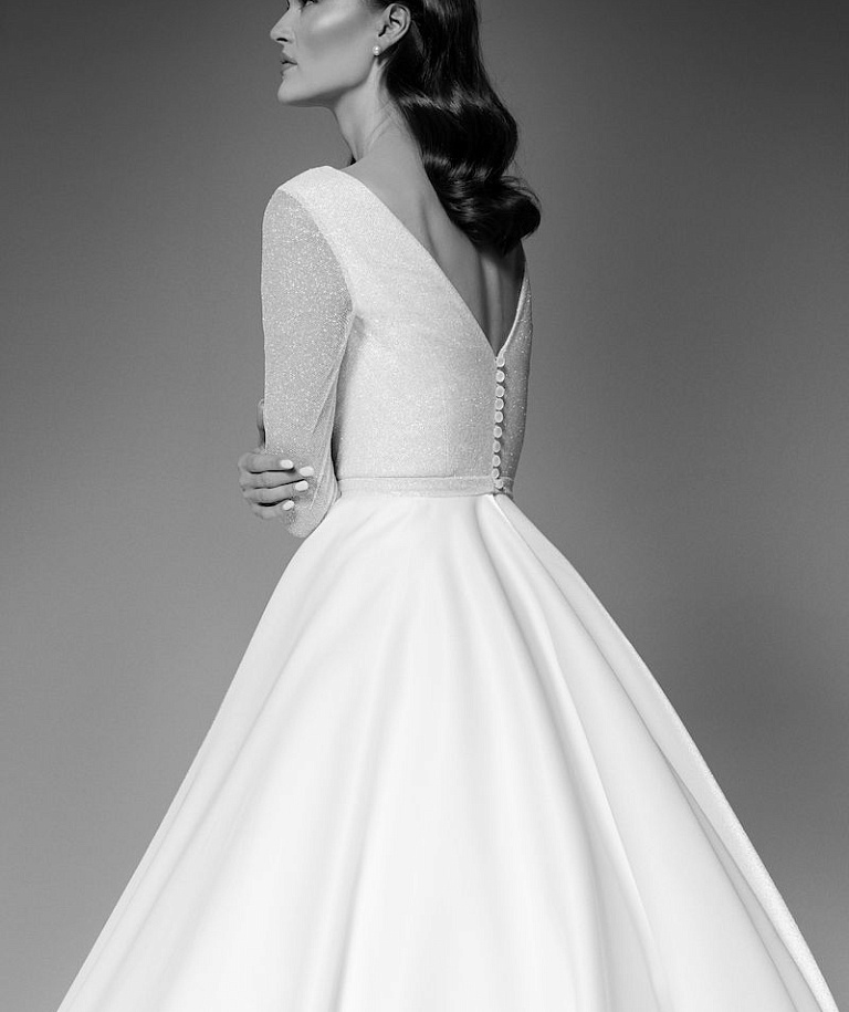 Нежное свадебное платье с блестящим корсетом