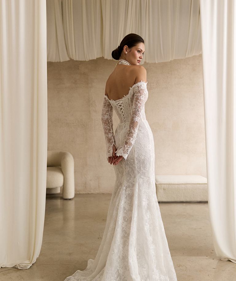 Кружевное свадебное платье с рукавами и съемным шлейфом