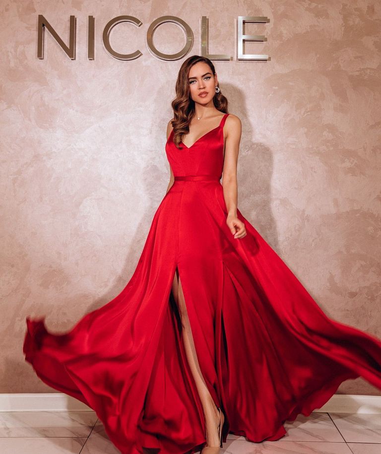 Шёлковое красное платье