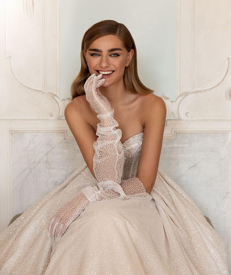 Ослепляющее свадебное платье с длинным шлейфом