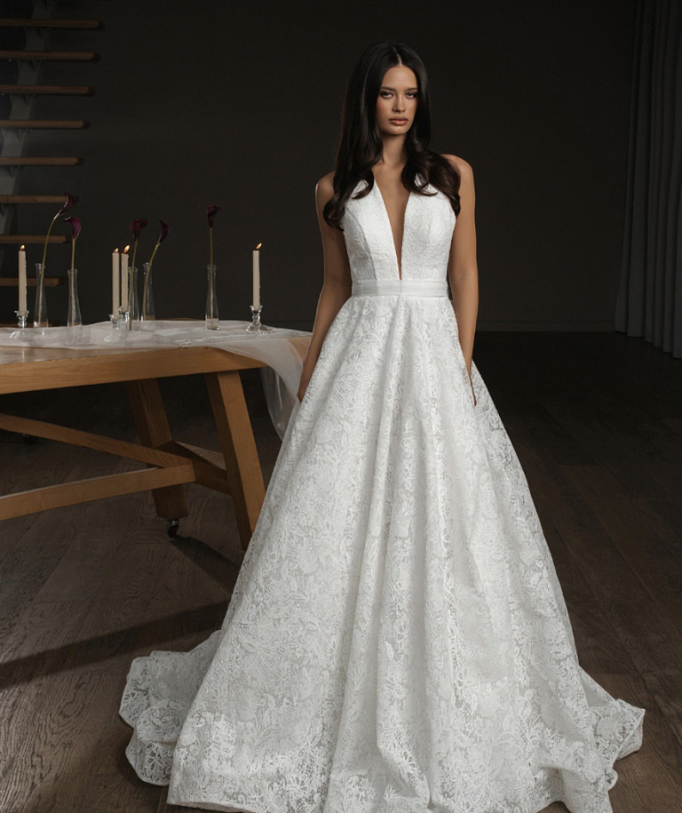 Свадебное платье А-силуэта из дизайнерского кружева с выраженной фактурой
