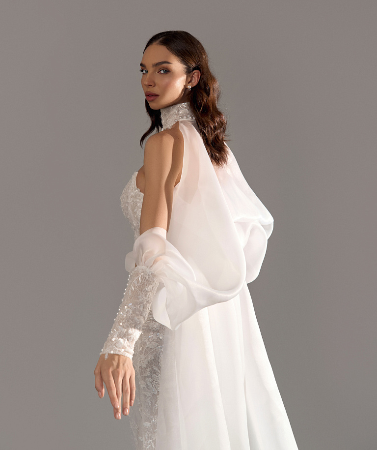 Кружевное свадебное платье с кейпом