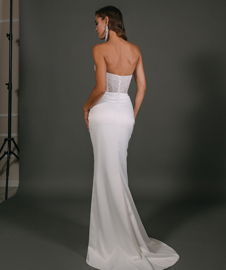 Свадебное платье со сборкой и разрезом на юбке