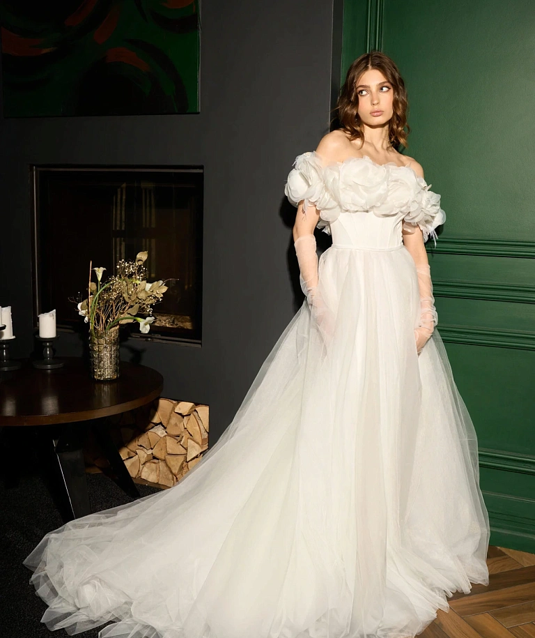 Свадебное платье с объемными лепестками