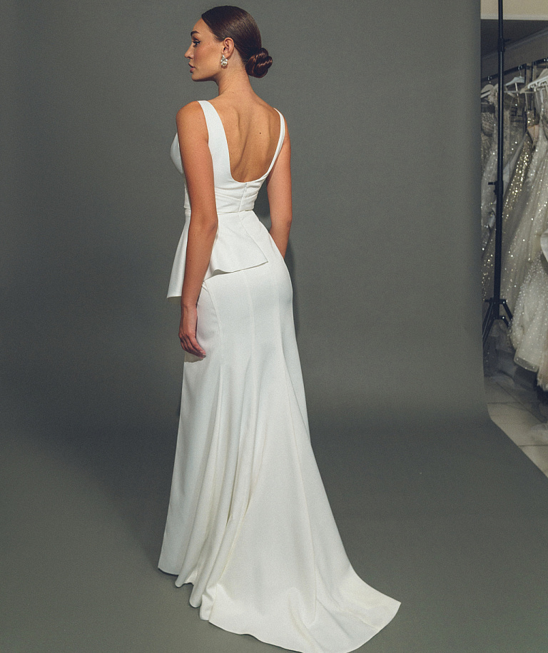 Стильное свадебное платье с V-образным декольте