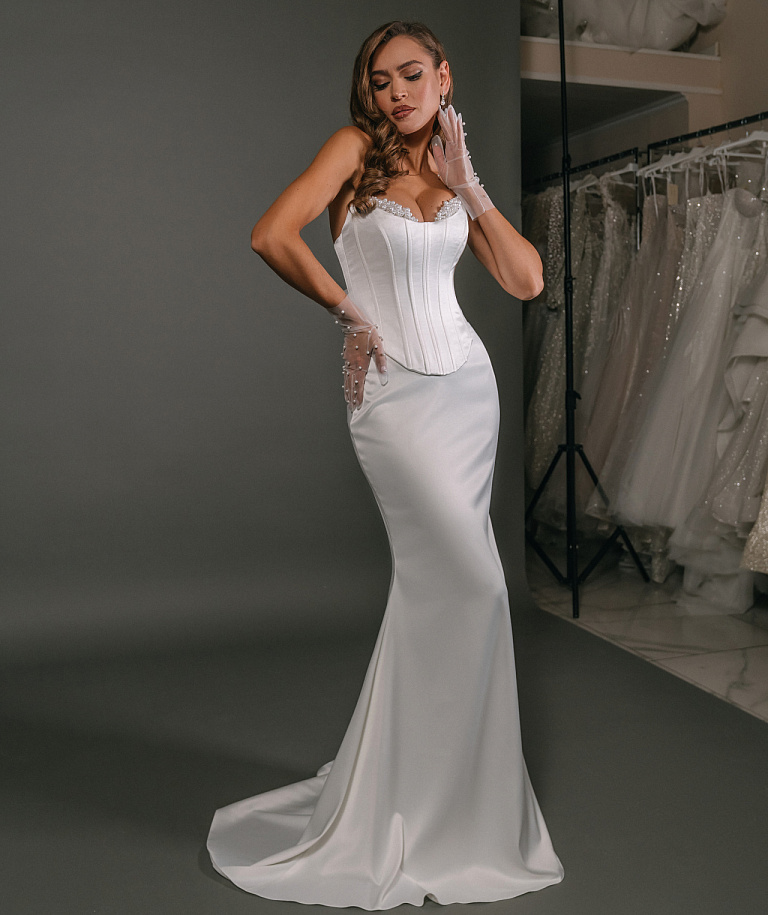 Стильный белый свадебный комплект