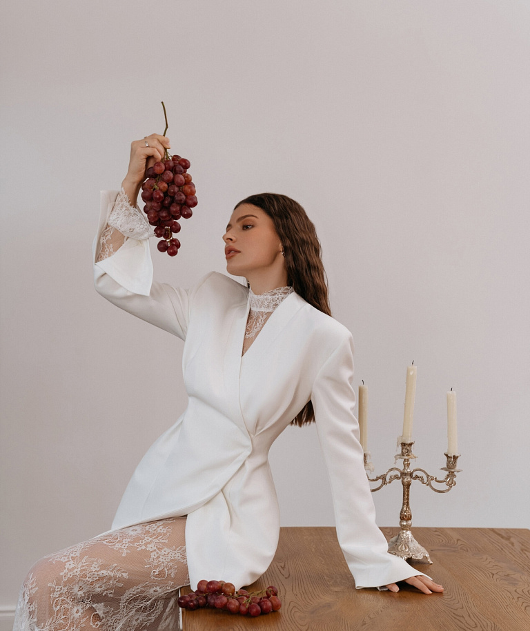 свадебный комплект из жакета и прозрачного кружевного платья 