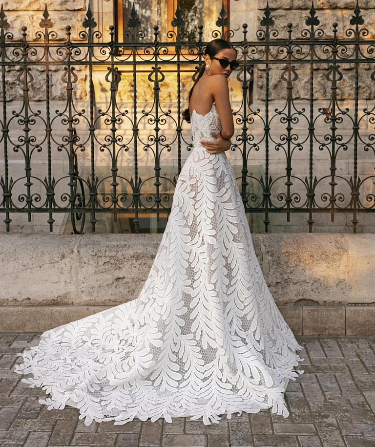 Необычное кружевное свадебное платье