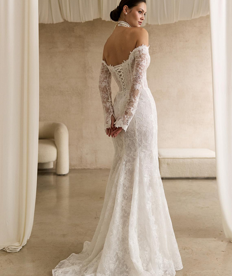 Кружевное свадебное платье с рукавами и открытым верхом