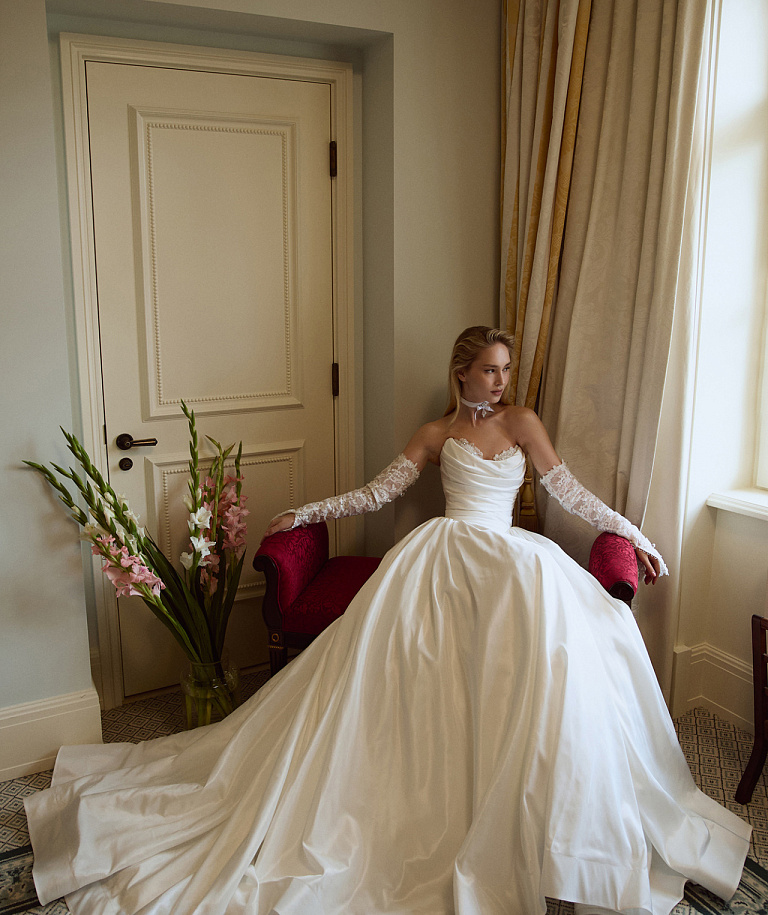 Свадебное платье из тафты с кружевными элементами