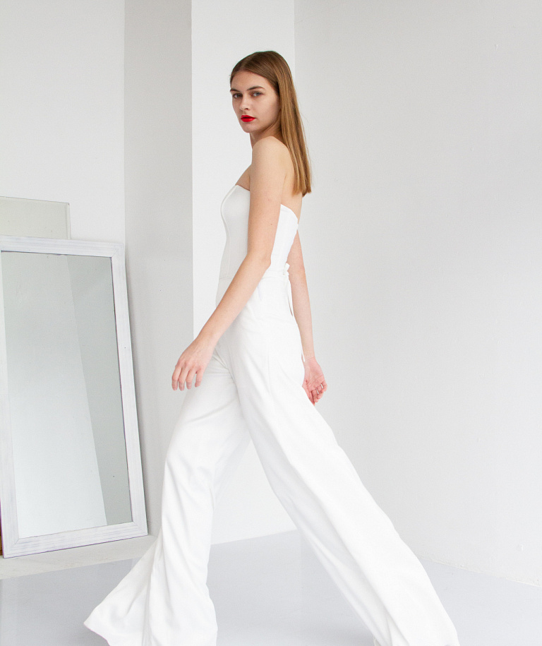 Белый комбинезон с карманами