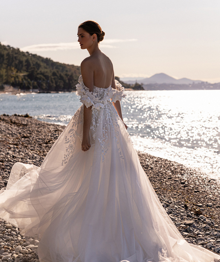 Кружевное свадебное платье с цветочными бретелями