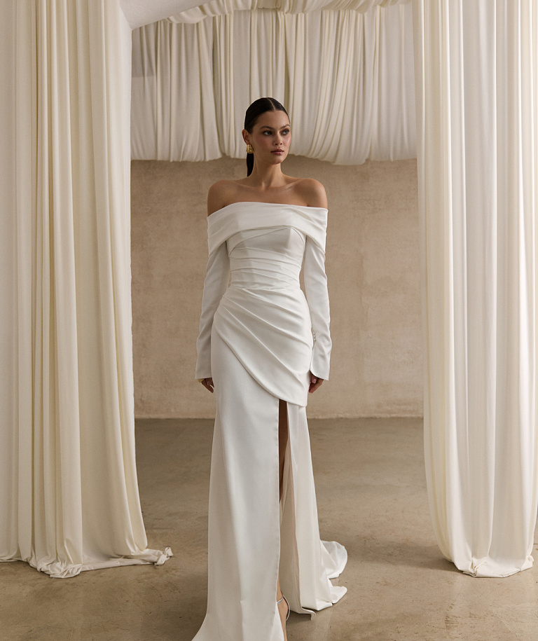 Атласное свадебное платье с рукавами и открытыми плечами