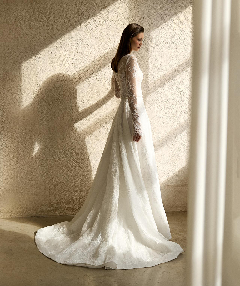 Свадебное платье А-силуэта с длинными рукавами и V-образным вырезом