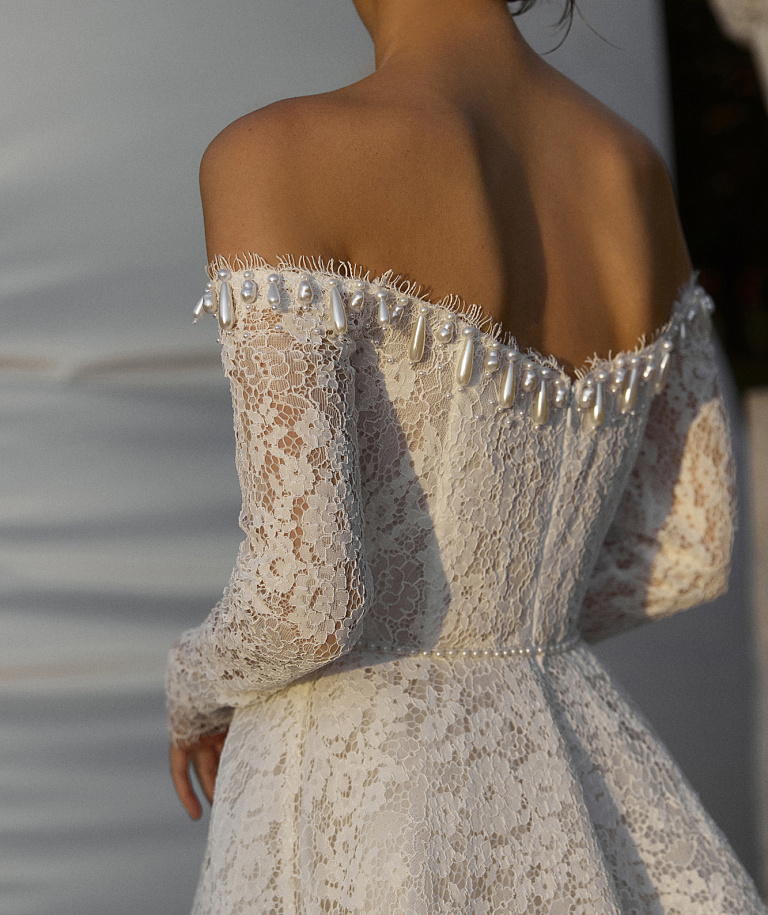Кружевное свадебное платье с жемчугом