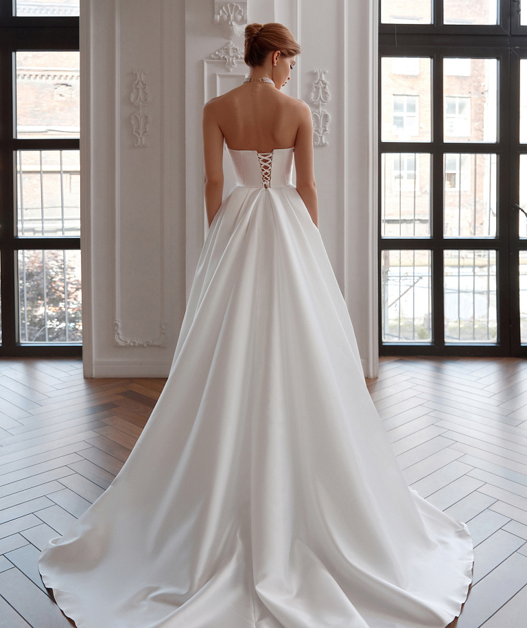 Атласное свадебное платье с диснеевским корсетом