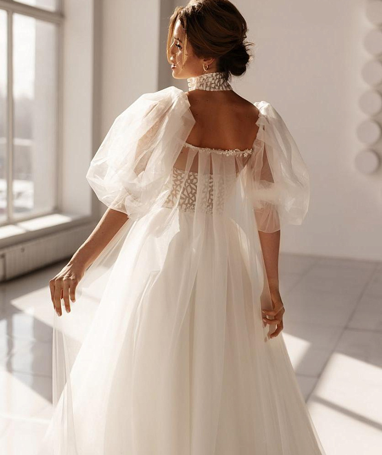 Пышное свадебное платье с блестящим корсетом