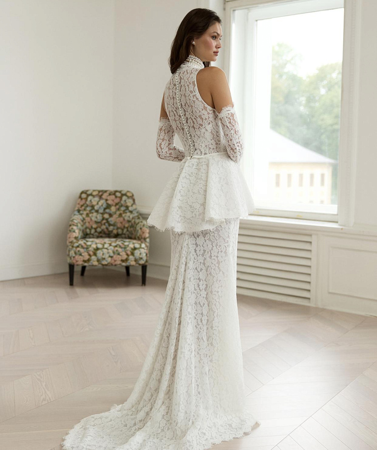 Кружевное закрытое свадебное платье с баской